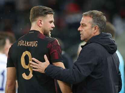 Bundestrainer Hansi Flick (r) spricht mit Deutschlands Niclas F&uuml;llkrug.