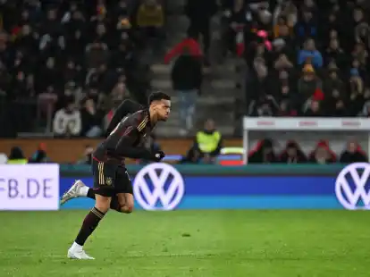 Deutschlands Felix Nmecha l&auml;uft bei seinem L&auml;nderspieldeb&uuml;t nach seiner Einwechslung auf das Spielfeld.