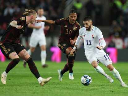 Belgiens Yannick Carrasco (r.) in Aktion gegen Deutschlands Marius Wolf kurz vor dem F&uuml;hrungstreffer.