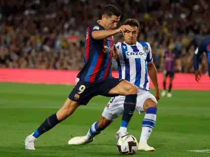 Robert Lewandowski (l) und der FC Barcelona unterlagen Real Sociedad mit 1:2.