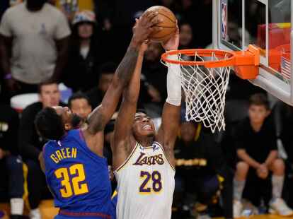 Los Angeles Rui Hachimura (28) wirft &uuml;ber Denvers Jeff Green (32).