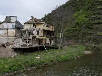 Noch immer zeugt die Ruine eines Hauses in Mayscho&szlig; von der Wucht der Wassermassen.