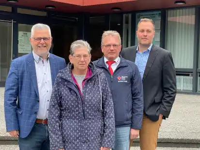 Zogen eine erste Zwischenbilanz nach der Belegung der Klaus-Banking-Halle als Sammelunterkunft f&uuml;r Fl&uuml;chtlinge (von links): B&uuml;rgermeister Stephan Eiklenborg, Edith Wahnbaeck, Michael Redlin und Sebastian Jan&szlig;en.