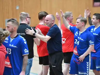 Trainer Jörg König (Mitte) hat den Saisonabschluss mit der HG Jever/Schortens genutzt, um sich bei Spielern und Fans zu bedanken.