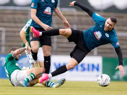 Abgeräumt: Der SSV Jeddeloh um Miguel Fernandes unterlag mit 0:1 beim VfB Lübeck.