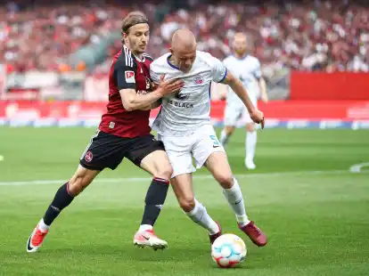 Felix Lohkemper (l) und dem 1. FCN droht die Relegation.