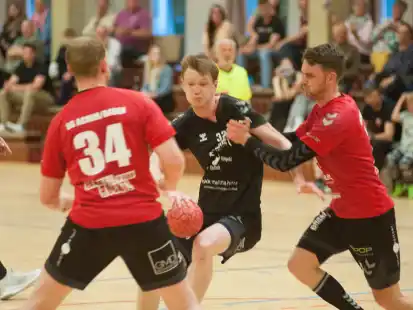 Bastian Rambau (am Ball) und die Elsflether Handballer landeten zum Abschluss der Oberliga-Saison einen Heimsieg gegen Achim/Baden.