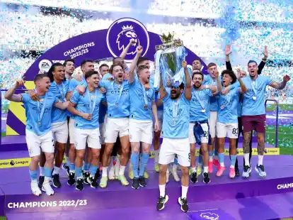 City-Kapit&auml;n Ilkay G&uuml;ndogan stemmt die Premier-League-Troph&auml;e in die Luft.