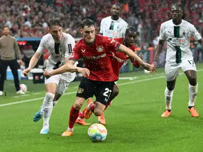 Florian Wirtz (M) und Bayer Leverkusen kamen nicht &uuml;ber ein 2:2 gegen M&ouml;nchengladbach hinaus.
