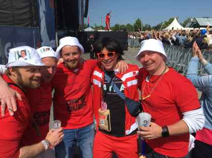 Zum Verwechseln &auml;hnlich? Florian (zweiter von rechts) feierte mit seinen Kumpels nicht nur den Auftritt von Ikke H&uuml;ftgold sondern auch seinen Junggesellenabschied.