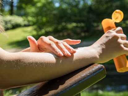 Auch die Fr&uuml;hjahrssonne hat schon ordentlich Kraft. Bevor man die Sonnencreme aus dem Vorjahr auftr&auml;gt, sollte man pr&uuml;fen, ob sie noch haltbar ist.