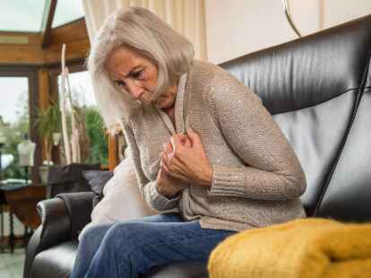 Ein schnellerer Herzschlag: Das ist ein Symptom, wenn eine Entz&uuml;ndung der Herzinnenhaut vorliegt. Sie kann ihre Ursache in einer unbehandelten Parodontitis haben.