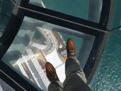 Nicht nach unten gucken - diesen Tipp zu befolgen, f&auml;llt bei einer Aussichtsplattform mit gl&auml;sernem Boden extrem schwer.