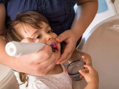 Mit einer elektrischen Zahnb&uuml;rste lassen sich die Z&auml;hne oft gr&uuml;ndlicher reinigen als mit der klassischen Handzahnb&uuml;rste - auch bei den Kleinen.