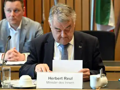 NRW-Innenminister Herbert Reul in der Sitzung des Innenausschusses in D&uuml;sseldorf.