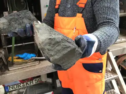 Was genau die Abwasserrohre verstopft, ist noch unklar: BEE-Mitarbeiter Markus Hieronimus mit dem noch nicht identifizierten Material aus dem Untergrund.