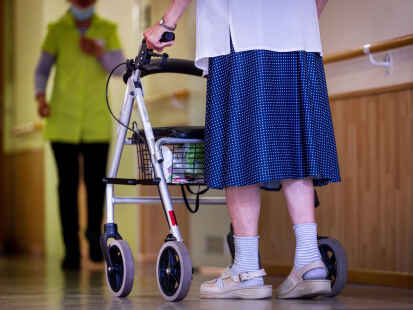 Die Personalseituation in der Pflege ist kritisch. Zwar ist eine Reform vorgesehen, allerdings wird diese stark kritisiert.