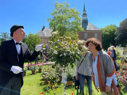 Er geh&ouml;rt zur Landpartie wie das Schloss: Stefan Koller in seiner Rolle als distinguierter Butler h&auml;lt gern einen Plausch mit den Landpartie-G&auml;sten.