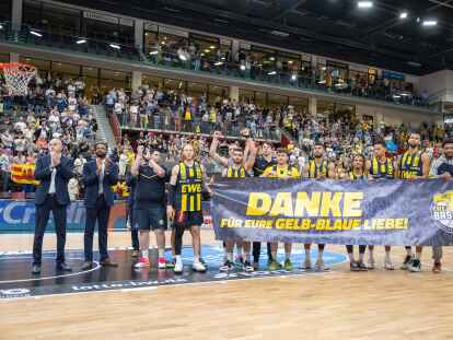 Die Baskets sagen &bdquo;Danke&ldquo;: Die Spieler zeigen nach der Niederlage am Sonntag in Ludwigsburg ein Banner.