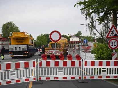Alles dicht: Der Bahn&uuml;bergang an der Alexanderstra&szlig;e ist gesperrt.