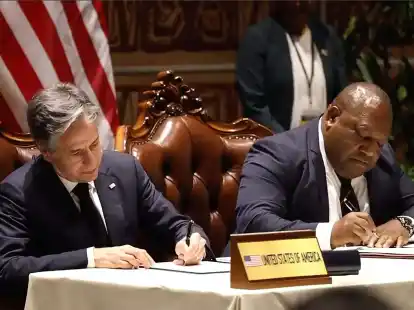 US-Au&szlig;enminister Antony Blinken (l) und Premierminister James Marape unterzeichnen die Verteidigungskooperation.