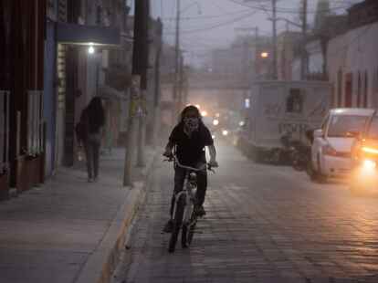 Vulkanasche in Atlixco. Mehr als 40 St&auml;dte in Mexiko befinden sich aufgrund der vulkanischen Aktivit&auml;t des Popocat&eacute;petl im Ausnahmezustand.