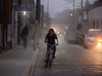 Vulkanasche in Atlixco. Mehr als 40 St&auml;dte in Mexiko befinden sich aufgrund der vulkanischen Aktivit&auml;t des Popocat&eacute;petl im Ausnahmezustand.