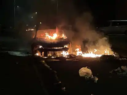 Nach einem schweren Verkehrsunfall im walisischen Cardiff kam es in der Nacht zu schweren Ausschreitungen.