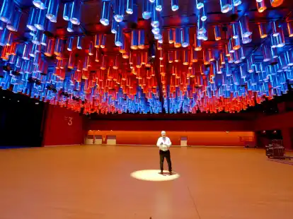 Michael Mack im Congress Center Hamburg, f&uuml;r dessen Lichtsteuerung sein neues Unternehmen zust&auml;ndig ist.
