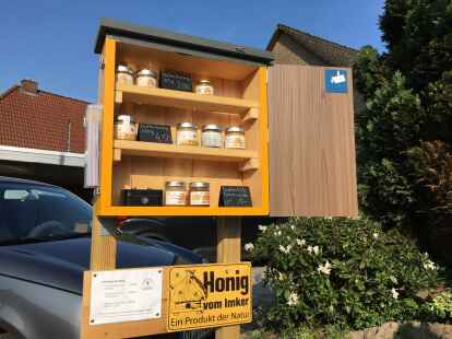 An der Kleinen E&szlig;merstra&szlig;e in Harpstedt gibt es Honig im Selbstbedienungsladen.