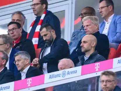 Bayern-Sportvorstand Hasan Salihamidzic (l) und M&uuml;nchens Vorstandsvorsitzender Oliver Kahn stehen enorm unter Druck.