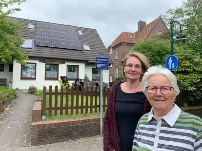 Petra (hinten) und Anne Steink&uuml;ller haben gleich zwei H&auml;user mit Photovoltaikanlagen best&uuml;cken lassen.