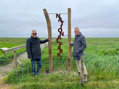 B&uuml;rgermeister der Biosph&auml;renreservatsgemeinde Sande, Stephan Eiklenborg (links) und Peter S&uuml;dbeck (Leiter der Nationalparkverwaltung Wattenmeer) neben dem neuen Tor zum Nationalpark.