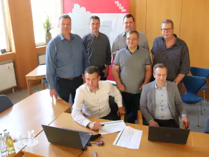 Carsten Bahlburg und Oliver Bade (sitzend, von links) stellten am Montag im Stadthaus das Projekt &bdquo;Biomethan Wildeshausen