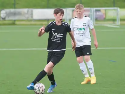 Elegante Ballführung: Die Fußballer der JSG Abbehausen/Nordenham gewannen am Wochenende in der C-Jugend das Heimspiel gegen Westerende.
