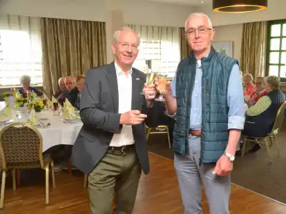 Das 75-j&auml;hrige Bestehen des VdK Ortsverbands Berne-Lemwerder wurde jetzt in Ganspe gefeiert. Mit einem Gl&auml;schen Sekt stie&szlig;en darauf der Vorsitzende J&ouml;rg Bade (links) und sein Vorg&auml;nger Werner Maack mit den Mitgliedern an.