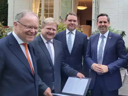 Vertragsunterzeichnung in Oslo (von links): der Nieders&auml;chsische Ministerpr&auml;sident Stephan Weil, Jens Ripken/J. M&uuml;ller, Arthur English, G2O, sowie Wirtschaftsminister Olaf Lies