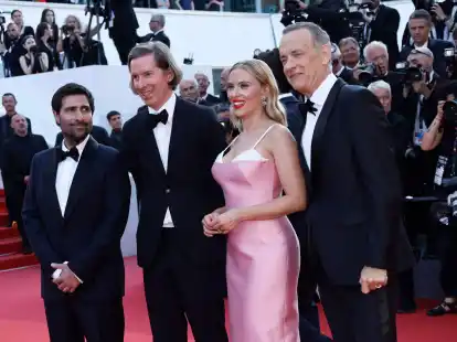 Jason Schwartzman (l-r), Wes Anderson, Scarlett Johansson und Tom Hanks stellen &laquo;Asteroid City&raquo; in Cannes vor.