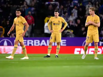 Die Spieler des FC Barcelona reagieren, nachdem Larin von Valladolid durch einen Elfmeter das zweite Tor f&uuml;r seine Mannschaft erzielt hat.