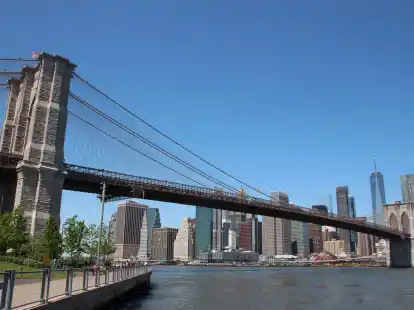 Seit 140 Jahren verbindet die Brooklyn Bridge die New Yorker Stadtteile Brooklyn und Manhattan.
