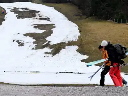 Ende der Skisaison 2022/23 in Garmisch-Partenkirchen - dort lag im M&auml;rz kaum noch Schnee.