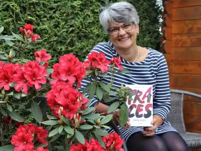 Regine K&ouml;lpin mit ihrem j&uuml;ngsten Werk: der Jugendroman &bdquo;Traces: Finde mich&ldquo;.