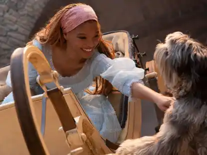 Halle Bailey als Ariel in einer Szene des Films 