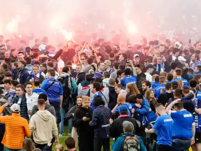 Darmstadts Fans feiern nach dem 33. Spieltag den Aufstieg in die 1. Bundesliga.