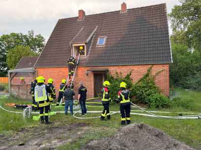 Drehleiter im Einsatz: W&auml;hrend der &Uuml;bung wurden die Brandbek&auml;mpfer aus dem Fenster gerettet.
