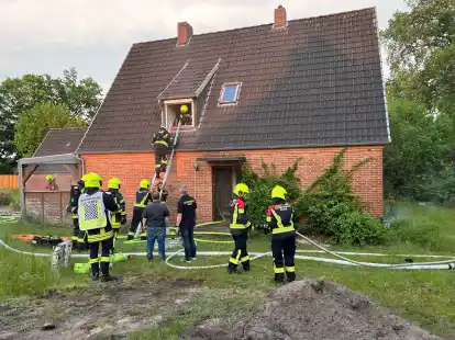 Drehleiter im Einsatz: W&auml;hrend der &Uuml;bung wurden die Brandbek&auml;mpfer aus dem Fenster gerettet.