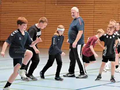 A-Lizenz-Trainer Olaf Grintz war drei Tage in Wilhelmshaven zu Gast und schulte dabei nicht nur den Handballnachwuchs der JSG (hier im Bild die männliche D-Jugend) sondern vor allem die heimischen Trainer.