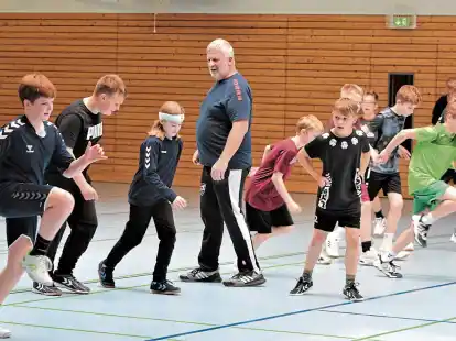 A-Lizenz-Trainer Olaf Grintz war drei Tage in  Wilhelmshaven zu Gast und schulte dabei nicht nur den Handballnachwuchs der JSG (hier im Bild die männliche D-Jugend) sondern vor allem die heimischen Trainer.