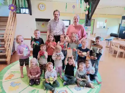 Mario Welp und Andrea Ullrich freuen sich, dass den Kindern in der Waddenser Kita nun regelm&auml;&szlig;ig gesunde Ern&auml;hrung n&auml;hergebracht werden kann.