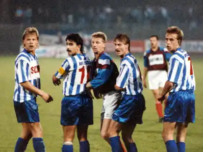 Diese vier Ex-Spieler von Kickers Emden feierten  in der Saison 1993/94 mit ihren Teamkollegen die Meisterschaft in der damals drittklassigen Oberliga Nord, die zur Aufstiegsrunde zur 2. Bundesliga berechtigte: (v.l.) Ingo Hermanns, Stephan Prause, Jörg Müller und Jörg Heinrich.